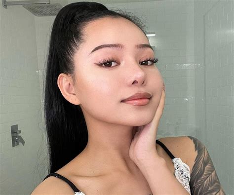 BellaPoarch (@BellaPoarch) .